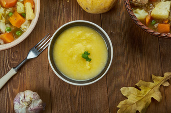 切达干酪但汤版本芝士火锅爱尔兰厨房传统的各种各样的菜前视图