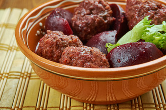 甜菜炖肉与羊肉肉丸传统的伊拉克犹太菜羊肉肉丸是炖充满活力的甜菜炖肉