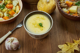 切达干酪但汤版本芝士火锅爱尔兰厨房传统的各种各样的菜前视图