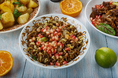 穆贾达拉小扁豆和大米与脆皮洋葱中间东部厨房黎凡特传统的各种各样的菜前视图