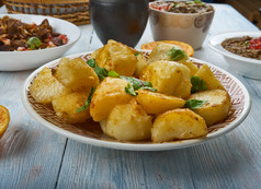巴塔塔丹田中间东部辣的土豆沙拉中间东部厨房黎凡特传统的各种各样的菜前视图