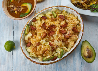 牧场土豆结合牧场沙拉酱墨西哥煎玉米卷调味料和一半的碎切达干酪奶酪德墨厨房传统的各种各样的菜前视图