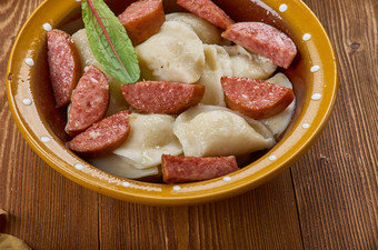 克罗克电锅饺子砂锅与波兰熏肠冻意式馄饨和鸡香肠