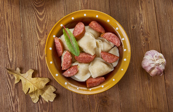 克罗克电锅饺子砂锅与波兰熏肠冻意式馄饨和鸡香肠