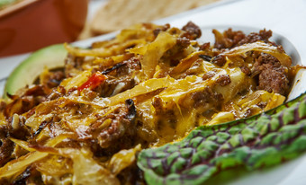 特克斯墨西哥卷心菜牛肉长柄平底煎锅人事处与辣的墨西哥奶酪混合德墨厨房传统的各种各样的菜前视图