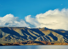 蒙古山湖托尔博tuur明亮的阳光明媚的一天
