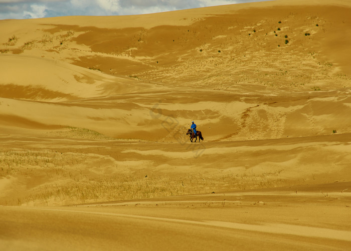 蒙古金沙蒙古桑迪沙丘沙漠蒙古牧羊人马背上