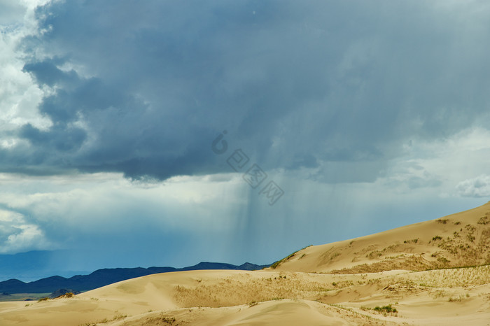 蒙古金沙蒙古沙丘狂风暴雨的戏剧性的天空