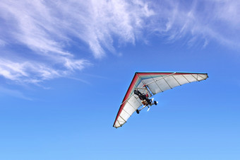 的机动化的挂滑翔机的蓝色的天空