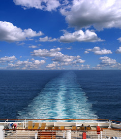 巡航船跟踪的海洋与云的背景