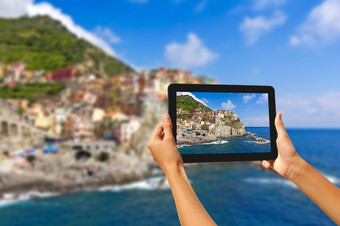 女孩采取图片平板电脑马诺罗拉五渔村意大利