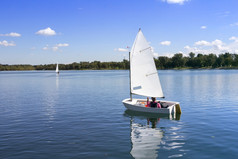小白色船航行的湖美丽的阳光明媚的一天