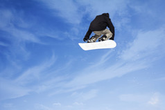 跳滑雪通过空气蓝色的天空背景