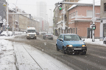 汽车开车巷道雪风暴的城市