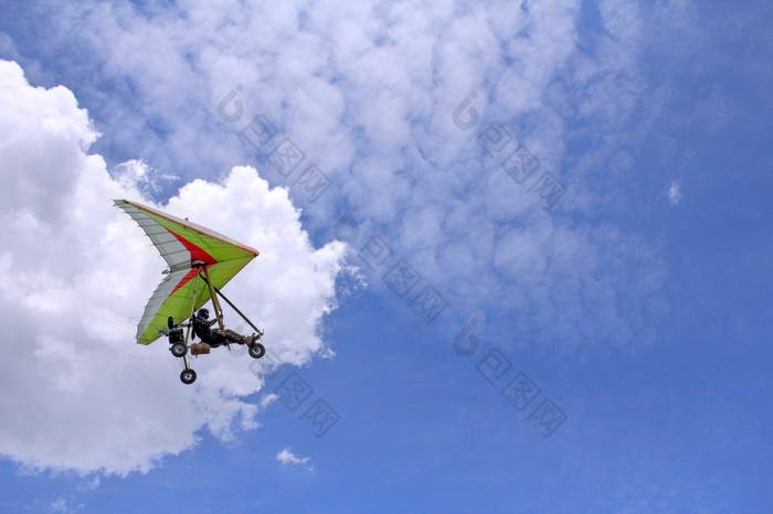 的机动化的挂滑翔机飞行的蓝色的天空