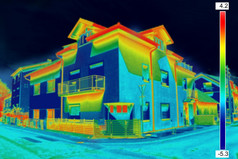红外thermovision图像显示缺乏热绝缘房子
