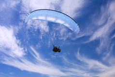 跳伞背景蓝色的夏天天空和白色云