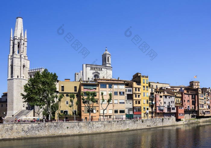 赫罗纳风景如画的小小镇与色彩斑斓的房子和古老的教堂死亡巴塞罗那和圣玛丽大教堂