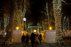 Zrinjevac公园装饰圣诞节灯部分出现萨格勒布