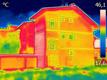 红外Thermovision图像显示缺乏热绝缘房子与没有外观