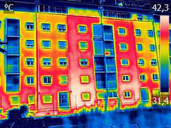 红外Thermovision图像显示缺乏热绝缘住宅建筑