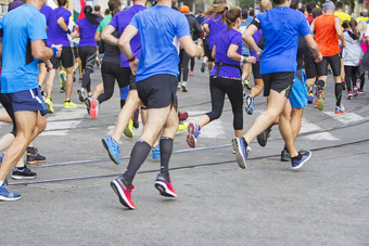 马拉松跑步者运行比赛人脚城市路