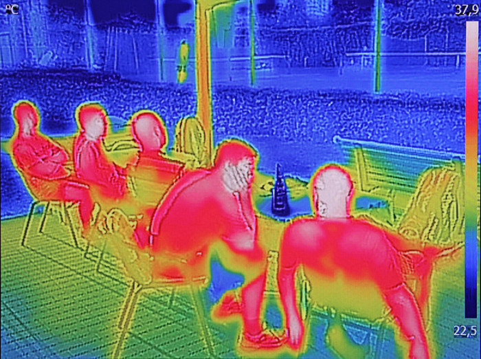 红外图像显示当人坐的表格的夏天图片