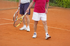 双打网球球员与合作伙伴的背景