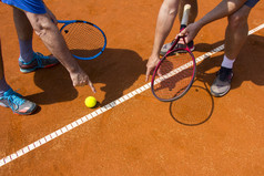 网球球员显示的跟踪的网球法院