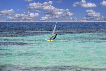 帆板运动海和蓝色的天空背景
