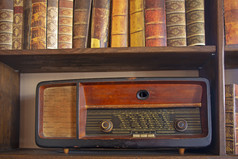 老古董广播的木架子上与书