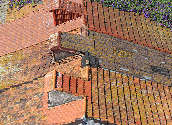 背景屋顶与老屋顶瓷砖