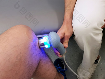 理疗师应用超声波治疗的膝盖受伤与超声波头传感器