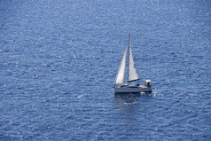 Sailingboat与白色帆打开海