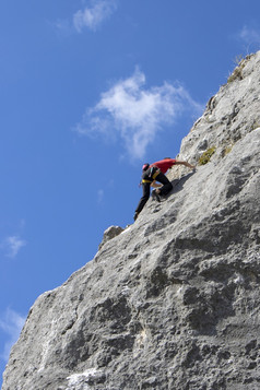 年轻的体育男人。攀爬自然高岩石墙卡尔尼克克罗地亚