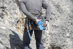 年轻的登山者需要镁他的手之前攀爬岩石