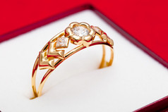神奇的黄金环装饰与几个白色氧化锆黄金环与白色氧化锆镶嵌
