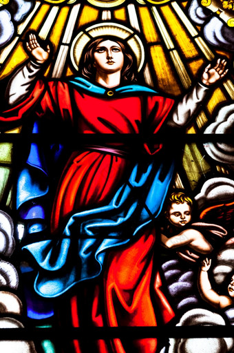 美妙的古老的染色玻璃窗口形成多个颜色的教堂圣诞老人克鲁兹加的斯西班牙染色玻璃窗口