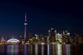 晚上视图市中心多伦多从多伦多岛屿与的湖安大略加拿大晚上视图市中心多伦多安大略加拿大