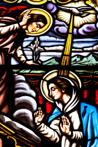 美妙的古老的染色玻璃窗口形成多个颜色的教堂圣诞老人克鲁兹加的斯西班牙染色玻璃窗口