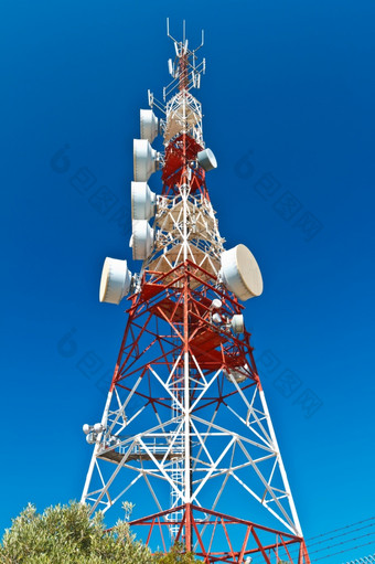 通信塔与美丽的蓝色的天空通信塔