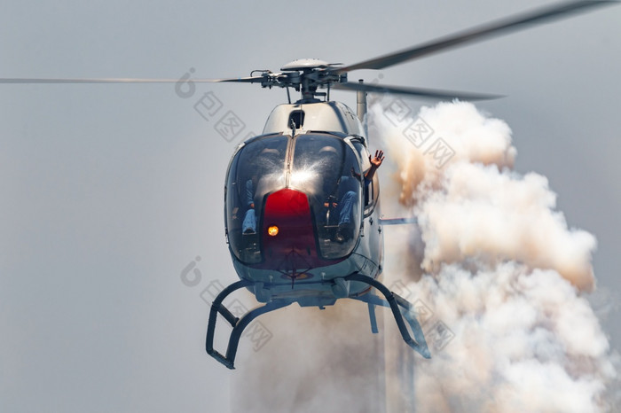 莫曲尔格拉纳达spain-jun帕特鲁拉阿斯帕直升机欧洲直升机公司ec -Colibri采取部分展览的航展上莫曲尔6月莫曲尔格拉纳达西班牙帕特鲁拉阿斯帕直升机欧洲直升机公司ec -Colibri