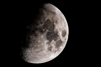 月亮特写镜头显示的细节的月球表面的月亮