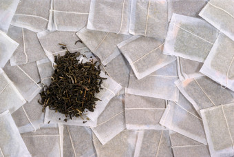 白色茶包与纱线而且小桩绿色茶茶包与绿色茶桩