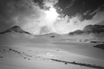 太阳闪亮的通过云而且被反映了<strong>雪原</strong>的山夏天北部挪威