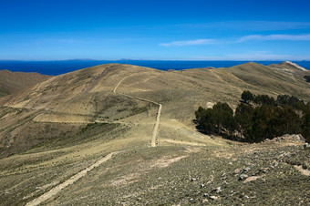 路径领先的沿着的脊岛的溶胶岛的太阳湖——玻利维亚从南北的岛受欢迎的旅游目的地