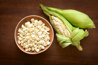 开销拍摄<strong>内核</strong>碗而且玉米穗轴白色玉米被称为Choclo西班牙语英语秘鲁库斯科玉米通常发现秘鲁而且玻利维亚拍摄木董事会与自然光
