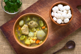 开销拍摄传统的玻利维亚汤被称为Chairo感觉感觉冻干土豆典型的的安第斯山脉的地区使感觉牛肉广泛的豆子豌豆而且胡萝卜未煮过的感觉的正确的拍摄与自然光