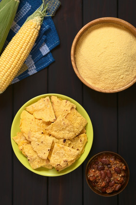 开销拍摄自制的烤玉米芯片板与麦片玉米玉米
