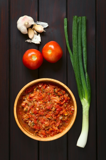 开销拍摄哥伦比亚霍高克里奥尔语酱汁萨尔萨舞克里奥拉使煮熟的洋葱而且番茄服务伴奏传统的菜拍摄黑暗木与自然光